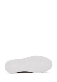 Suela blanca de zapatilla con un patrón de textura, suela de goma plana diseñada para agarre y durabilidad.