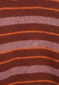 Gebreide trui met brede horizontale strepen in donkerrood, lichtroze en oranje. Zachte textuur met een gezellige uitstraling.