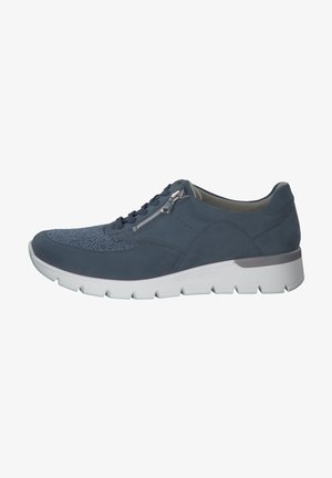 Blauwe leren sneaker met een gestructureerde neus, veters en rits sluiting, en een witte gevoerde zool met opvallende groeven.