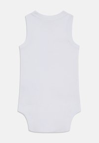 Hvit ermeløs baby bodysuit laget av myk bomull. Den har en rund halslinning og trykknapper i bunnen for enkel påkledning.