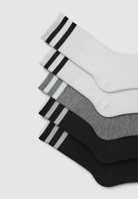 Calzini di cotone neri, grigi e bianchi, con strisce orizzontali a contrasto nella parte superiore, texture a coste e design lunghezza alla caviglia.