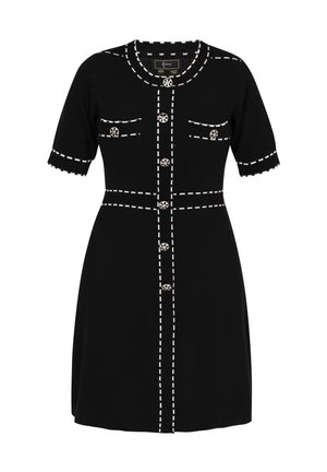 Schwarzes Strickkleid mit kurzen Ärmeln, Taschen und weißen Stickdetails entlang der Kanten. Knopfleiste vorne mit dekorativen Akzenten.