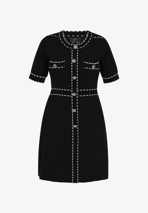 Czarna dzianinowa sukienka z krótkimi rękawami, kieszeniami i białymi przeszyciami wzdłuż brzegów. Zapięcie na guziki z przodu z ozdobnymi detalami.