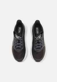 Schwarze Laufschuhe mit einem atmungsaktiven Mesh-Obermaterial, grauen Schnürsenkeln und einer gepolsterten weißen Sohle. Verfügt über ein Logo, ein perforiertes Design und einen gepolsterten Kragen.