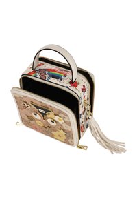 Geantă albă cu fermoar negru, decorată cu pete colorate, ținte și modele. Include un mâner și un accesoriu franjurat pe fermoar.