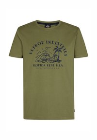 T-shirt di cotone verde oliva con maniche corte, caratterizzata da una stampa grafica blu navy di onde e palme, e il testo "PETROL INDUSTRIES".