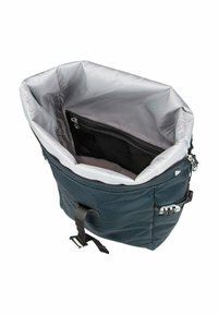 Zaino roll-top grigio scuro con interno grigio chiaro, tasca in rete con zip all'interno e cinturino a fibbia sul davanti.
