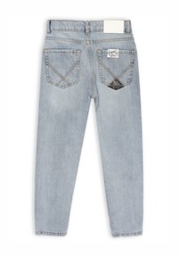 Jeans in denim azzurro chiaro con taglio dritto, dotati di due tasche posteriori, una patch bianca con etichetta e un dettaglio logo triangolare.