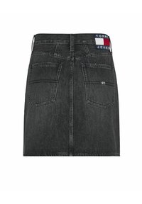 Svart denimkjol med rak skärning, med två bakfickor och en varumärkesetikett i röd, vit och blå på midjan.