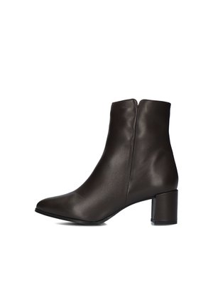 Bottine en cuir marron foncé avec fermeture éclair sur le côté, bout pointu arrondi et talon moyen carré sur fond blanc.