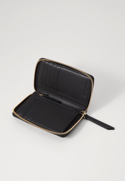 Cartera de cuero negro con una cremallera dorada, que cuenta con múltiples ranuras para tarjetas, un compartimento con cremallera y un acabado suave y texturizado.