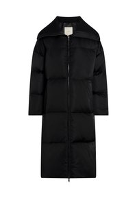 Abrigo negro tipo puffer con un corte largo y recto, cuello sobredimensionado y cremallera frontal. Presenta un diseño acolchado y dos bolsillos laterales.