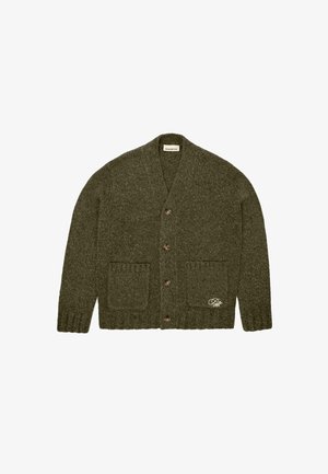 Mørkegrøn strikket cardigan med fire knapper, to forlommer, ribbede manchetter og kant, samt en lille broderet detalje på den nederste lomme.