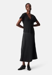 IKKS PLEATED WITH V-NECK - Robe de jour - black