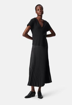PLEATED WITH V-NECK - Freizeitkleid - black