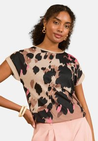 Unselected, light brown cow print