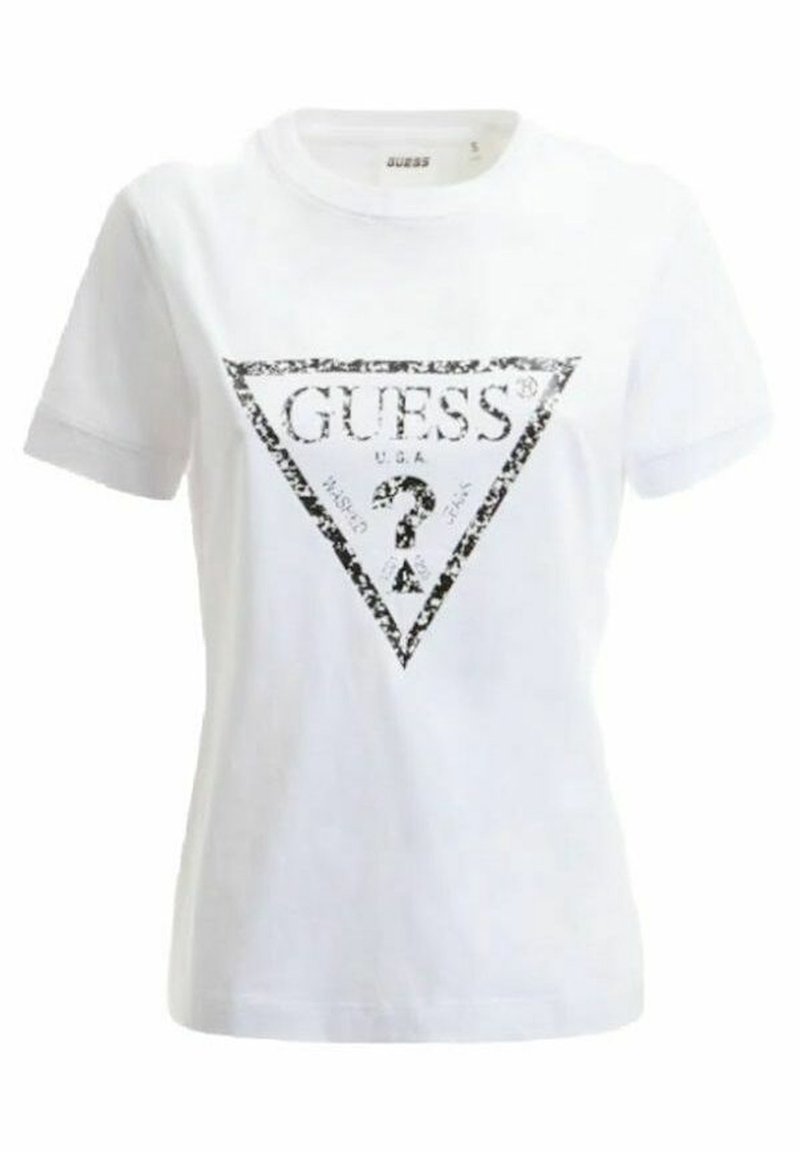 T-shirt en coton blanc avec un logo triangle noir usé portant le mot "GUESS" et un point d'interrogation au centre. Manches courtes et col ras du cou.