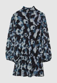 Langärmliges Kleid mit abstraktem floralen Muster in Blau, Schwarz und Weiß, hohem Kragen mit Knopfverschluss und gerafftem Bund.
