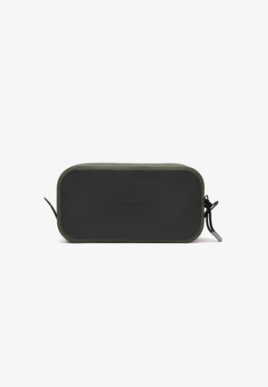 Pochette rectangulaire noire et vert olive avec fermeture éclair, coins arrondis et petite boucle sur le côté droit.