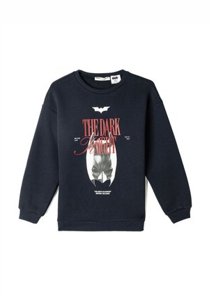 Marineblå sweatshirt lavet af blødt stof, med et grafisk motiv af en Batman-maske og teksten "THE DARK KNIGHT" i rødt. Rund halsudskæring og ribbede manchetter.