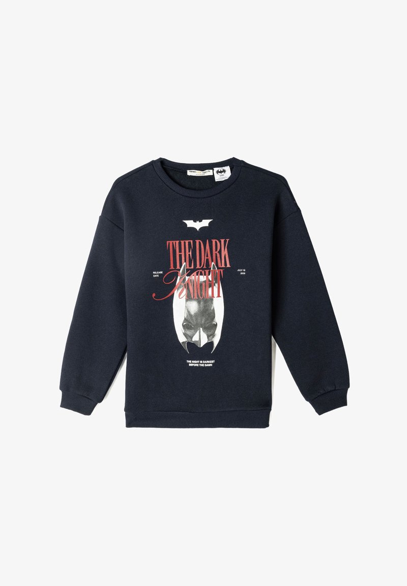Mörkblå sweatshirt i mjukt tyg, med en grafik av en Batman-mask och texten "THE DARK KNIGHT" i rött. Rund hals och ribbade muddar.