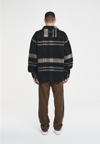 Pegador FLATO HEAVY UNISEX - Užsagstoma palaidinė - black/taupe