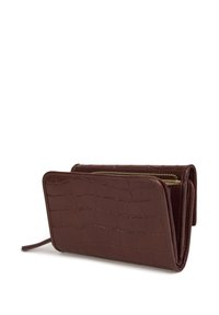 Bruine leren portemonnee met een krokodillenprint textuur, voorzien van een ritsvak en een omklapbaar ontwerp, compact en slank.