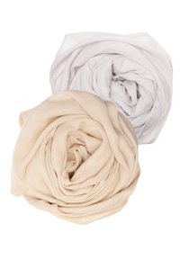 Zwei Stoffwickel, einer in Weiß und einer in hellbeige, jeweils zu einer Spirale gerollt. Das Material scheint weich zu sein und weist ein dezentes strukturiertes Muster auf.