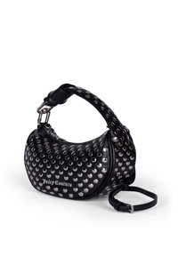 Borsa a tracolla in pelle nera con borchie metalliche, forma curva e tracolla regolabile. Caratterizzata da una chiusura con zip e logo impresso sul fronte.