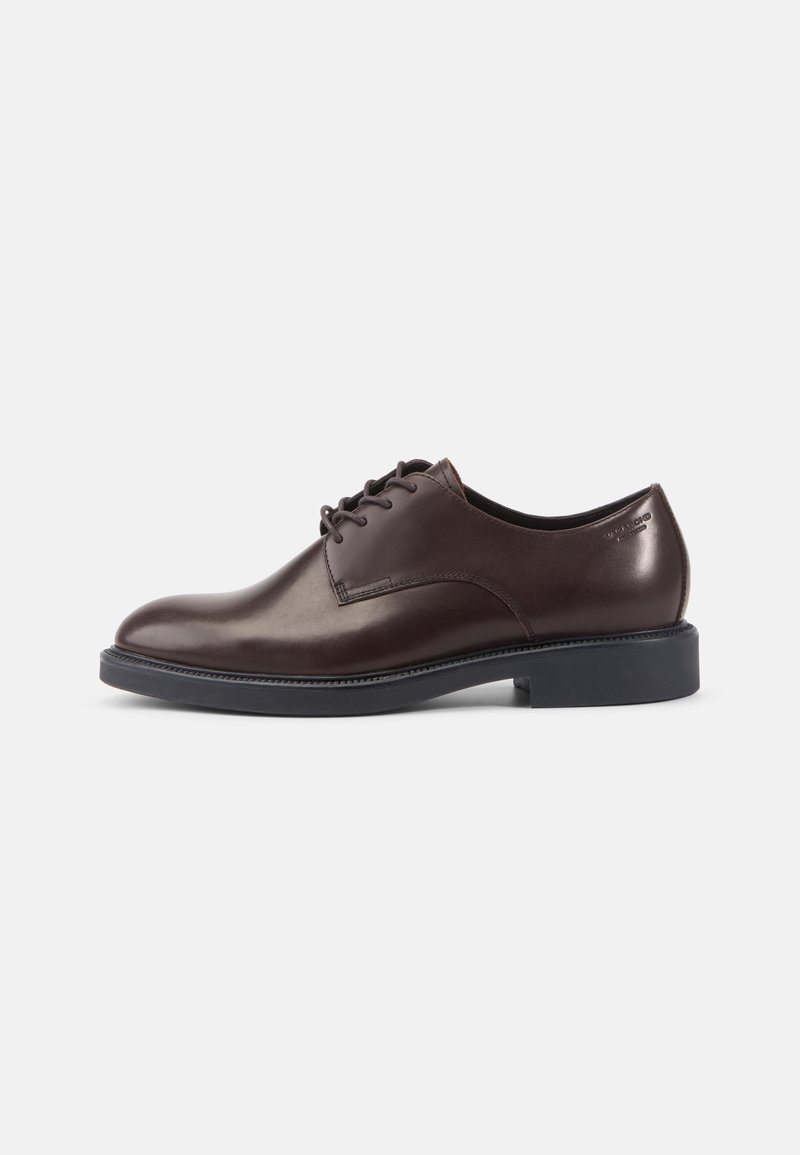 Chaussure habillée pour homme en cuir marron foncé avec semelle et lacets noirs, montrée de côté sur un fond uni clair.