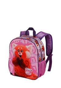 Sac à dos violet avec un grand graphisme de panda rouge, sur fond rose et motifs ludiques. Comprend des bretelles ajustables et une poignée supérieure.