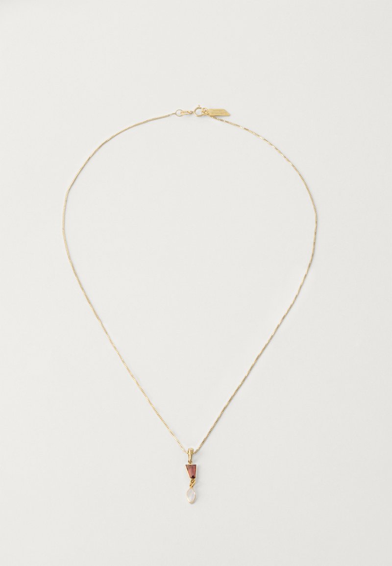 Colar de ouro com uma corrente delicada, apresentando um pendente geométrico com um triângulo em bordeaux e um detalhe em forma de gota pérola.