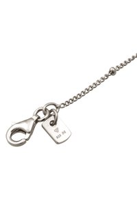Armband av silverkedja med en karbinhake och en rektangulär tagg märkt "925 AG." Kedjan har en enkel, strukturerad design.