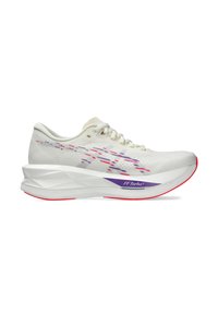 Chaussure de course blanche avec des accents violets et rouges, tige en maille respirante, semelle épaisse et rembourrée, et marque "FF Turbo²" sur la semelle intermédiaire.