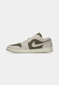 Nike Air Jordan 1 športni copat v bež in olivno zeleni usnjeni izvedbi, z nizkim dizajnom, oblazinjenim ovratnikom in teksturiranim gumijastim podplatom s pikicami.