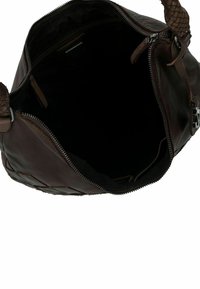 Sac à main en cuir brun avec une poignée tressée, fermeture éclair et un intérieur spacieux noir. Texture lisse sans motifs ni accents visibles.