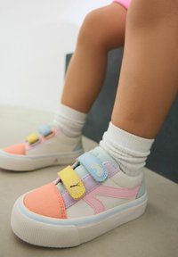 Wielokolorowe sneakersy z białą płócienną cholewką, pastelowymi zamszowymi akcentami w kolorach różowym, niebieskim, żółtym i pomarańczowym, z dwiema paskami na rzepy i detalem logo.