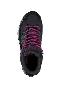 Scarpa da trekking nera con lacci viola, tomaia in mesh e suede, colletto testurizzato e tallone rinforzato. Presenta una suola robusta per una buona grip.