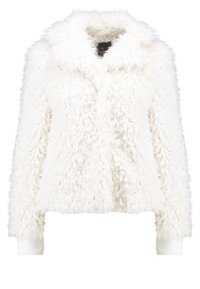 Biała kurtka z sztucznego futra o miękkiej, teksturowanej powierzchni. Posiada szeroki kołnierz i ściągacze na mankietach. Krótkie fason, bez widocznych zapięć.