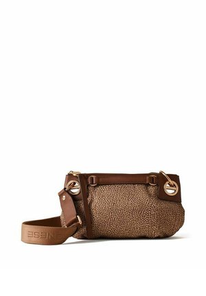 Piccola borsa a tracolla marrone con texture, con ampia tracolla regolabile e dettagli in anelli metallici color oro ai lati.