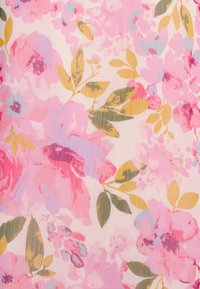 Tissu floral présentant de grandes fleurs roses, violettes et jaunes sur un fond clair. Texture douce avec une apparence légèrement transparente.