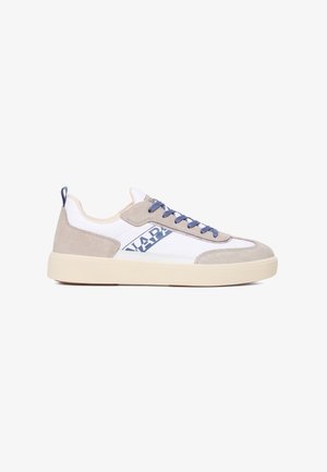 Sneaker basse con sovrapposizioni in camoscio beige, pannelli in pelle bianca, lacci blu e marchio "NAPAPIJRI" blu sul lato.