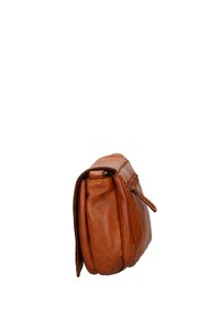 Borsa in pelle marrone con una superficie morbida e strutturata. Presenta una tasca con cerniera e una forma piatta e rettangolare, progettata per un facile trasporto.