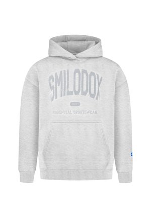 Sudadera con capucha en gris claro, con bolsillo frontal, puños acanalados y texto "SMILODOX 2013 ESSENTIAL SPORTSWEAR" impreso en el pecho.