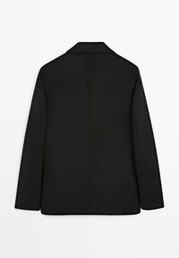 Czarna dopasowana marynarka z klapą z wycięciem, długimi rękawami i gładkim, prostym tyłem. Wykonana z gładkiego, teksturowanego materiału.