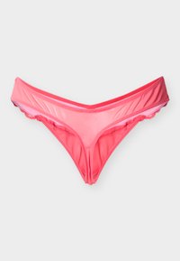 Ροζ ημιδιαφανές γυναικείο στρινγκ εσώρουχο με δαντέλα, απλωμένο επίπεδα σε λευκό φόντο.