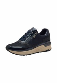 Sneaker blu navy con upper in pelle verniciata e tessuto, suola spessa beige, lacci piatti, dettaglio con zip laterale e accenti testurizzati.