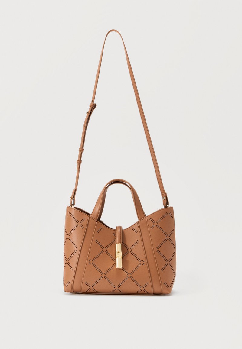 Καφέ δερμάτινη τσάντα χειρός με διάτρητα διαμαντένια σχέδια, χρυσή αγκράφα, δύο κοντές λαβές και ρυθμιζόμενο μακρύ λουρί ώμου.