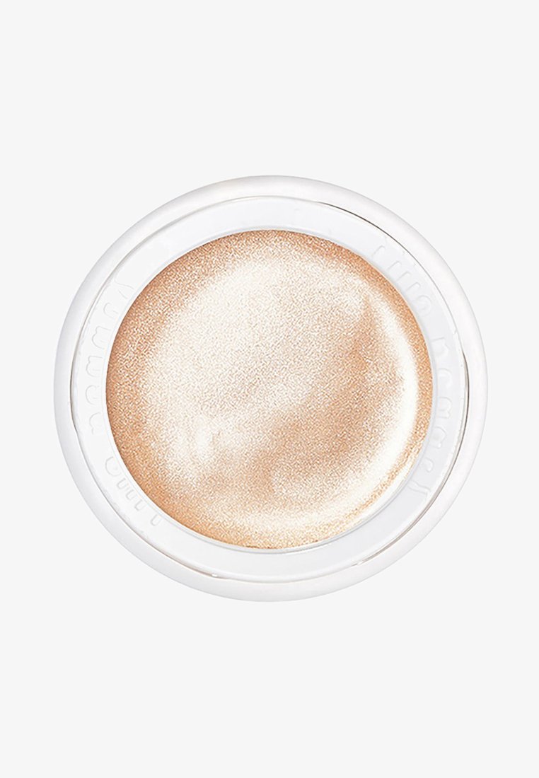 Boîte ronde contenant un produit de maquillage crème beige irisée avec un bord en plastique blanc sur fond blanc.