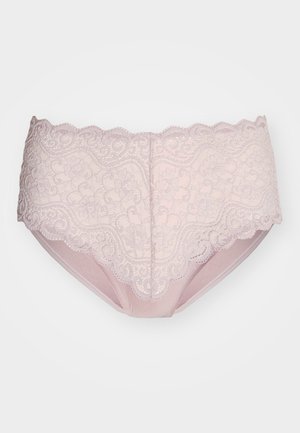 Culotte en dentelle de rose tendre avec des bords festonnés, ornée de motifs floraux complexes et d'un dos en matériau lisse pour plus de confort.